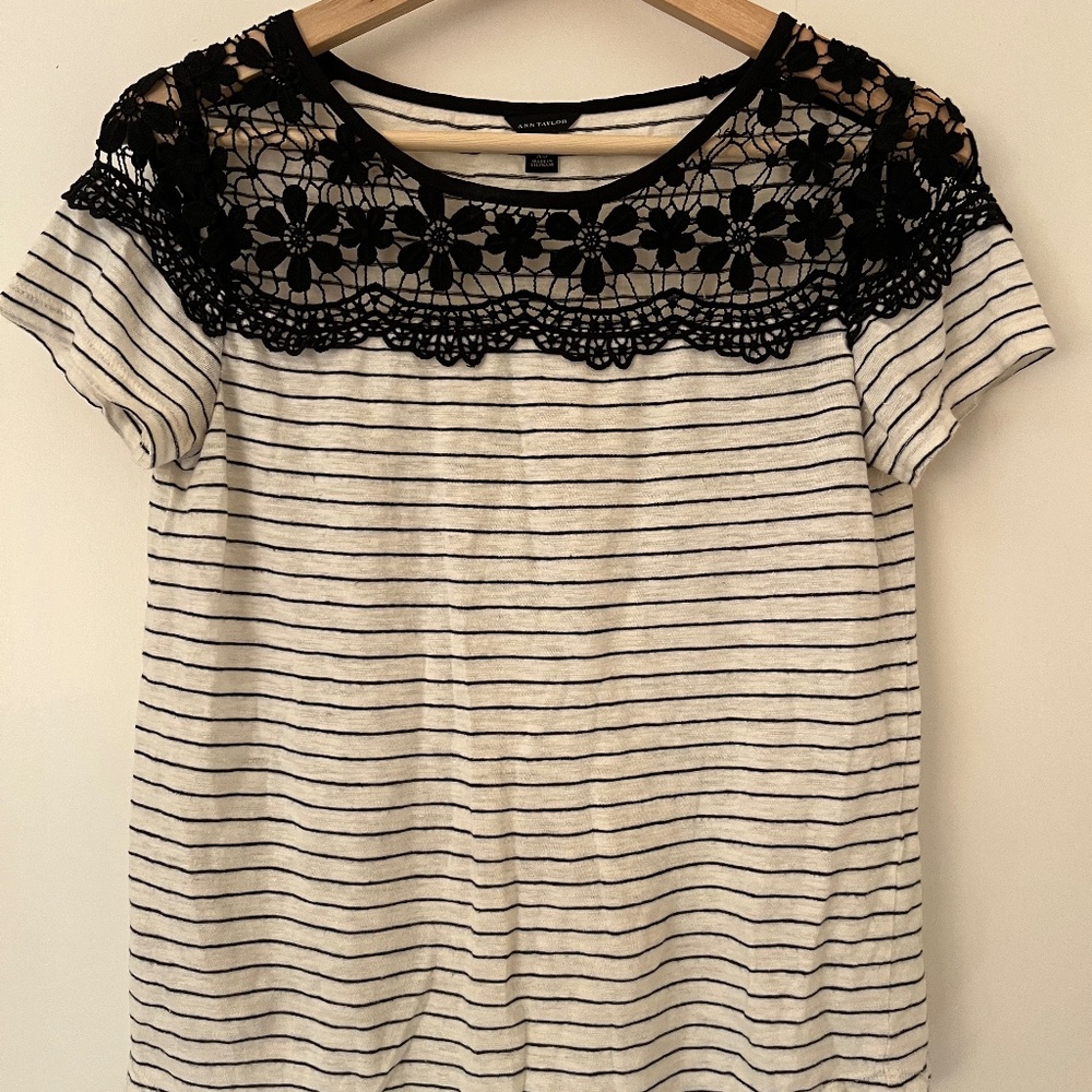 Ann Taylor Women’s Striped Lace-Accent Top (Size XS)